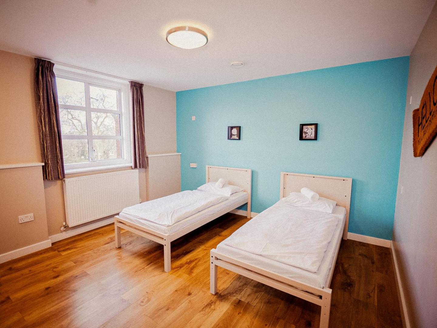 Quarto com 2 Camas de Solteiro e Banheiro Privativo