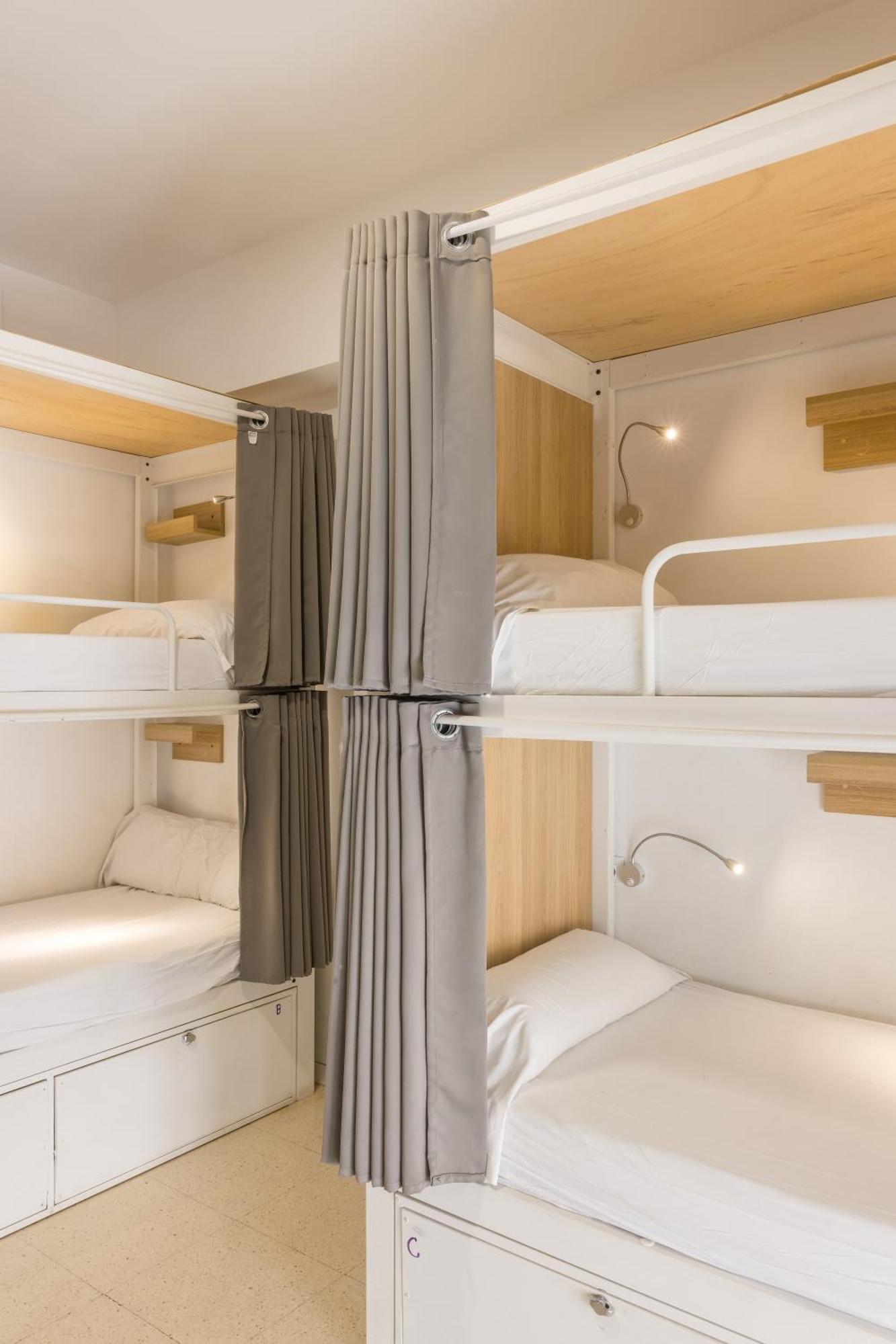 Cama en habitación compartida femenina de 8 camas