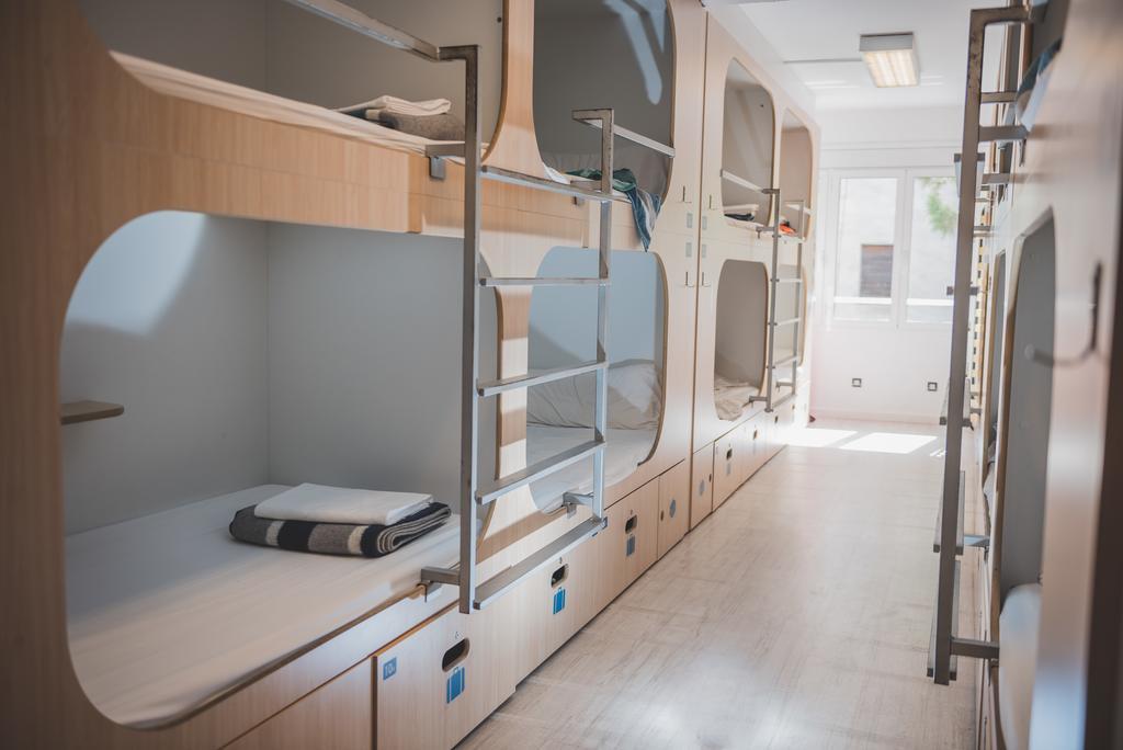 Cama individual en dormitorio compartido mixto de 16 camas