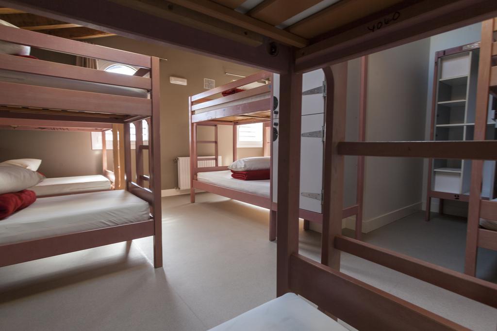Litera en habitación compartida para hombres - 12 camas