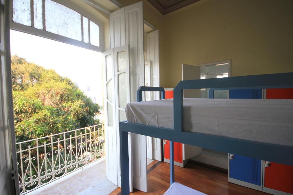 Cama en habitación compartida con 4 camas