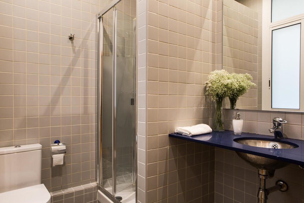 Habitación Doble con cama supletoria y baño compartido