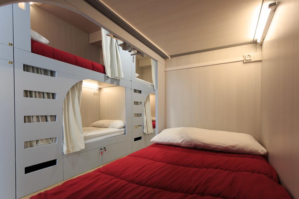 Cama en habitación compartida de 2 camas con baño compartido