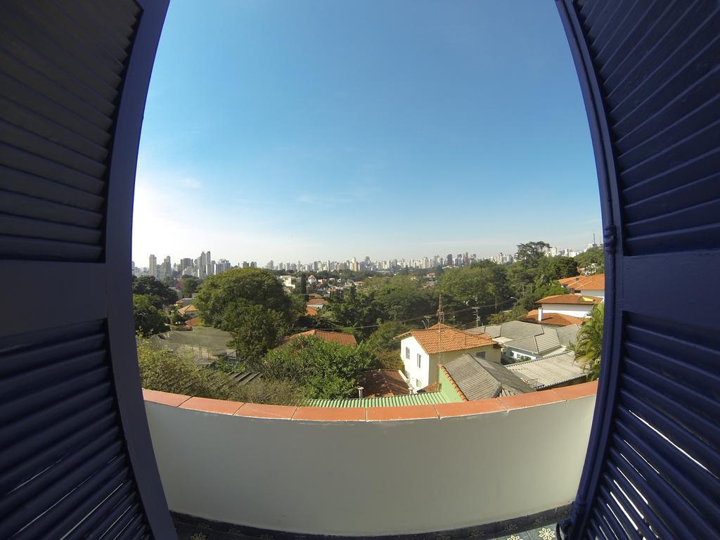 Quarto Triplo com Terraço e Banheiro Compartilhado
