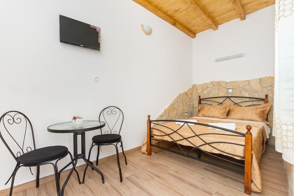 Cama en habitación femenina compartida de 4 camas