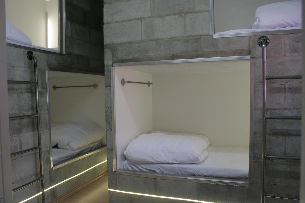 Cama em Dormitório Misto com 8 Camas