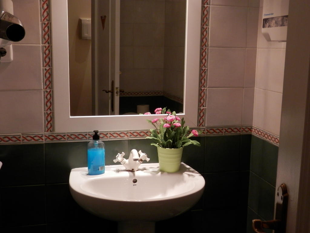 Cama en Dormitorio Compartido femenino de 4 camas con baño compartido