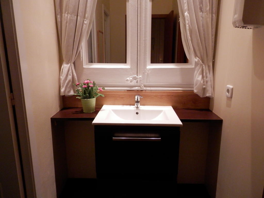 Cama en un dormitorio compartido de 6 camas con baño compartido