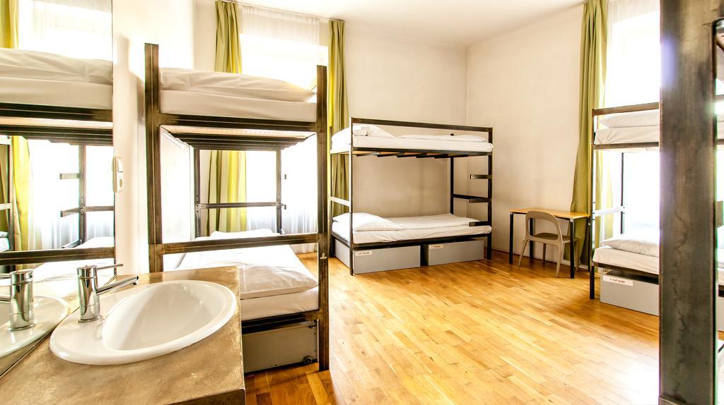Litera en habitación compartida mixta de 8 camas