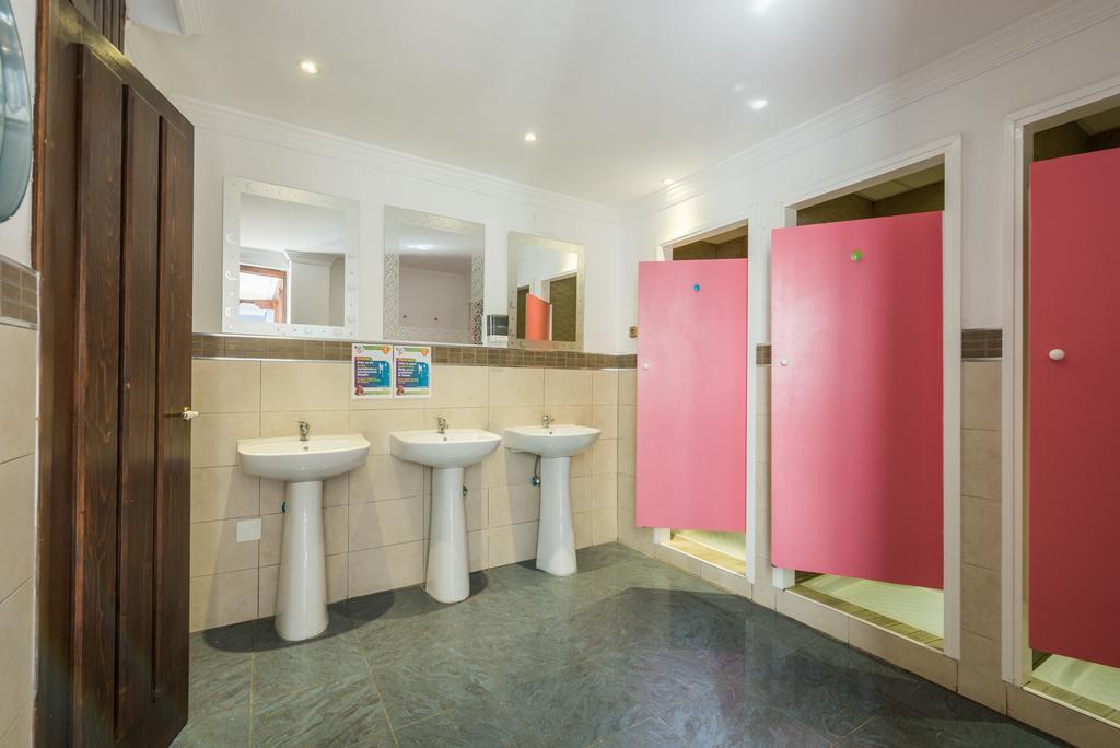 Cama en habitación compartida mixta de 12 camas con baño privado