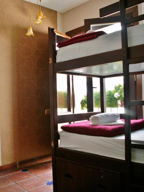 Cama en habitación compartida femenina de 6 camas
