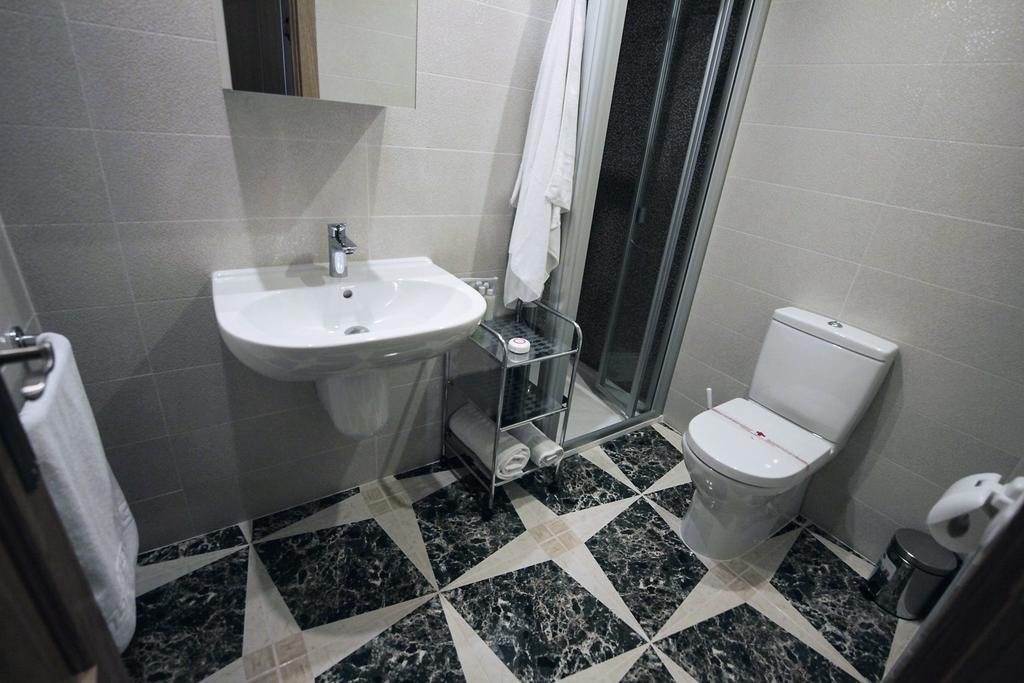 Habitación con cama grande y balcón