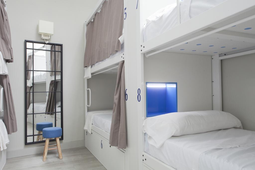 Cama en habitación compartida femenina de 8 camas