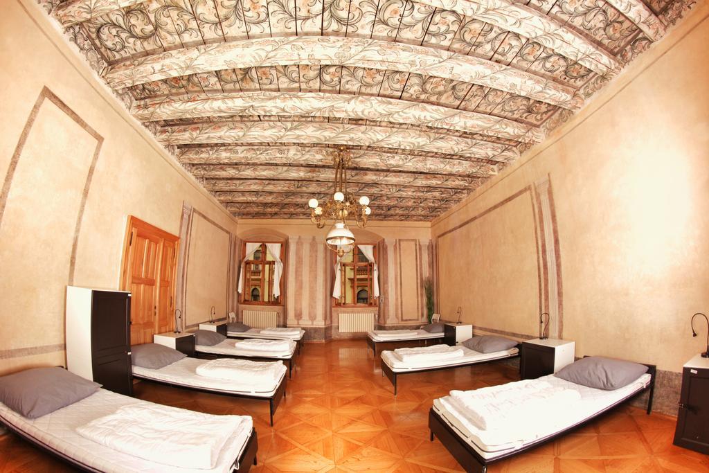 Cama individual en habitación compartida mixta (7 camas)