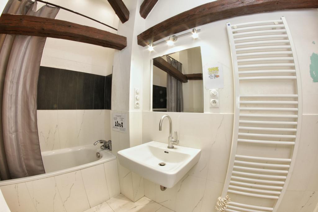Cama en habitación compartida femenina de 6 camas