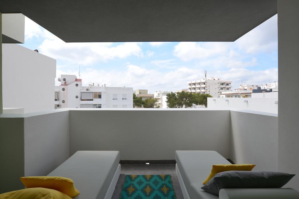 Habitación Doble Deluxe con baño y vistas a la piscina