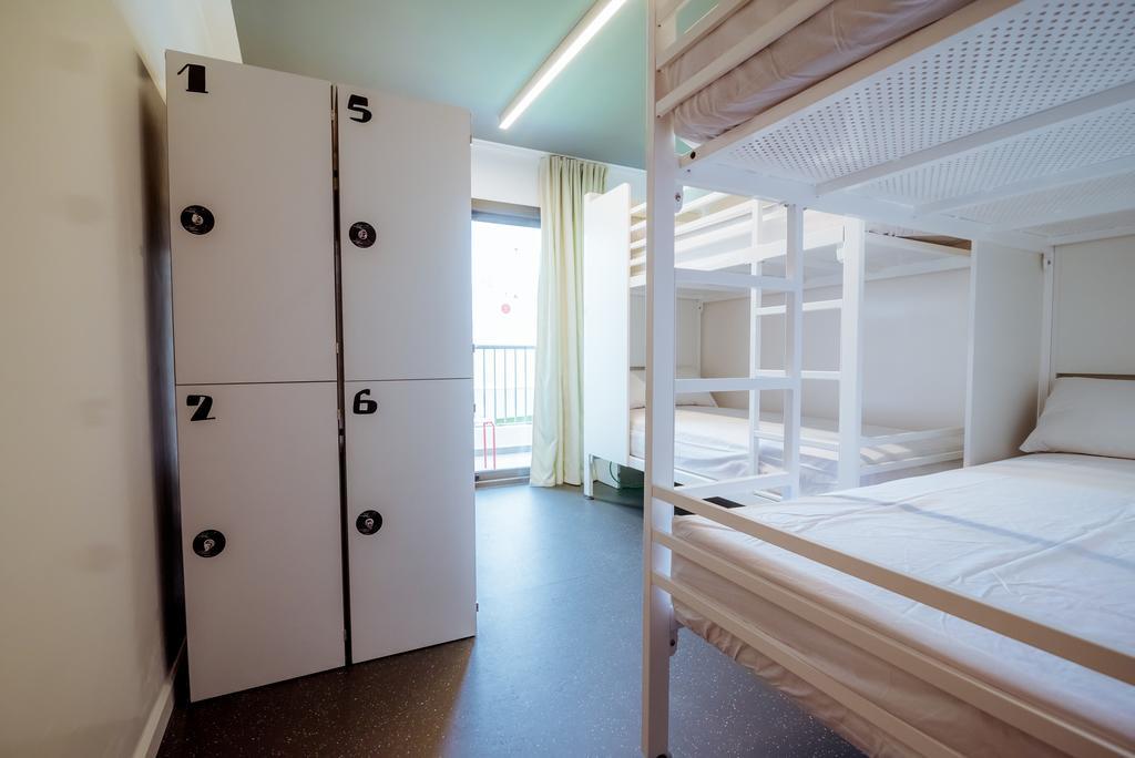Cama en habitación compartida mixta de 10 camas con baño compartido