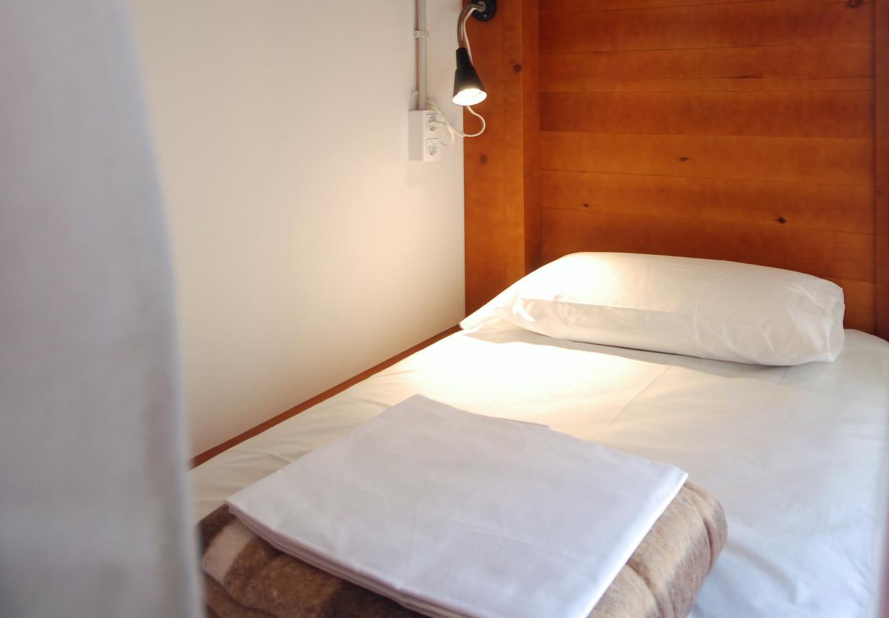 Cama Individual en dormitorio compartido mixto con 14 camas