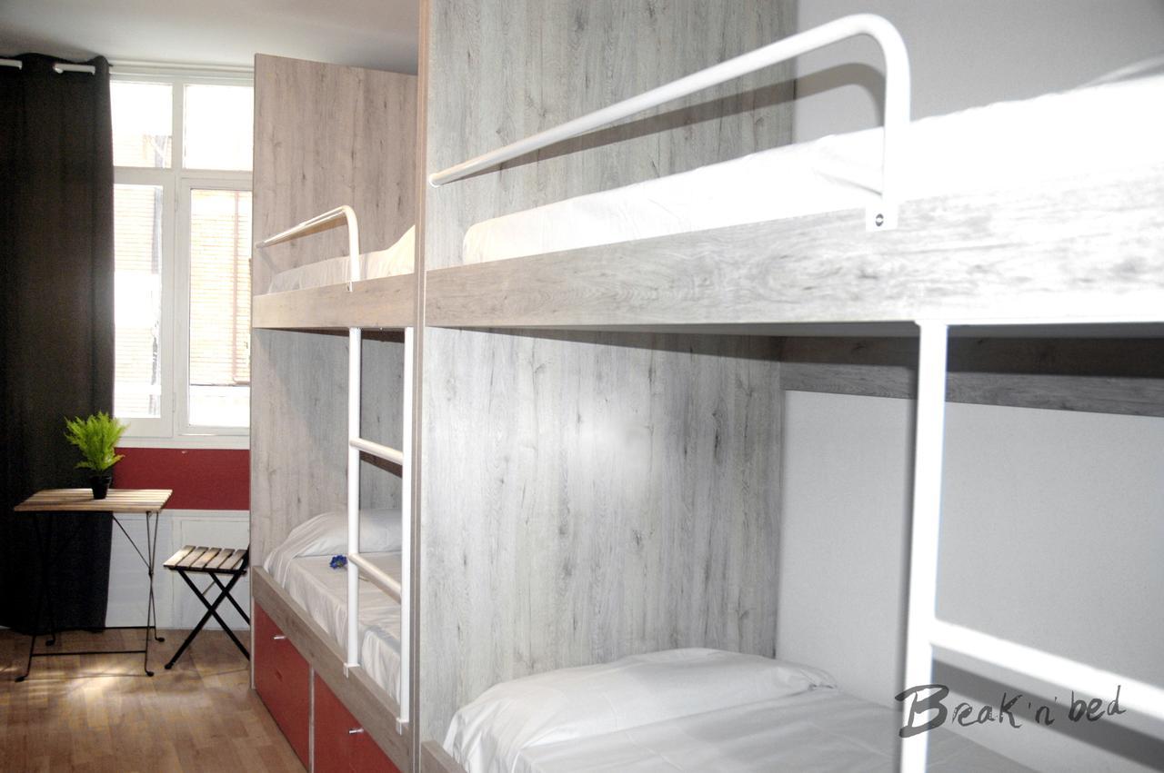 Cama en habitación femenina compartida de 4 camas