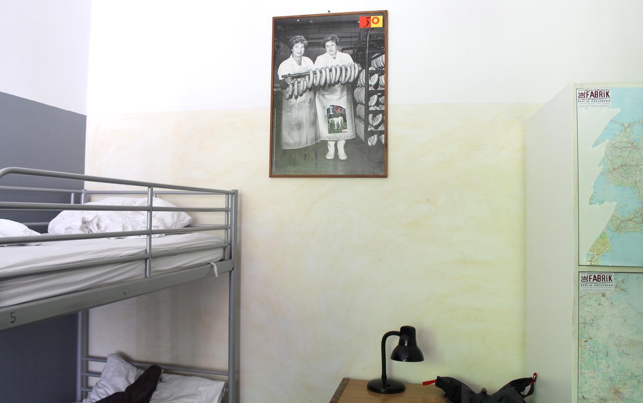 Cama en habitación femenina compartida de 4 camas