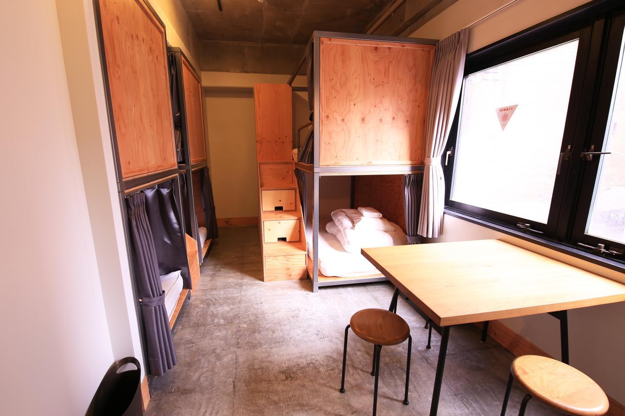 Cama en habitación compartida femenina de 6 camas