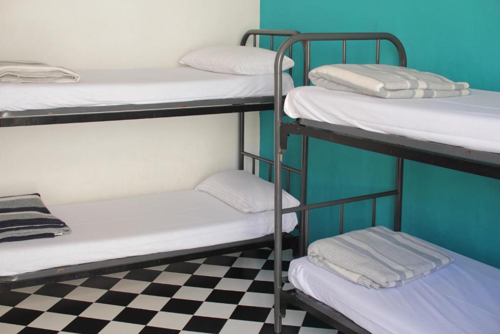 Cama en dormitorio compartido de 4 camas con baño compartido