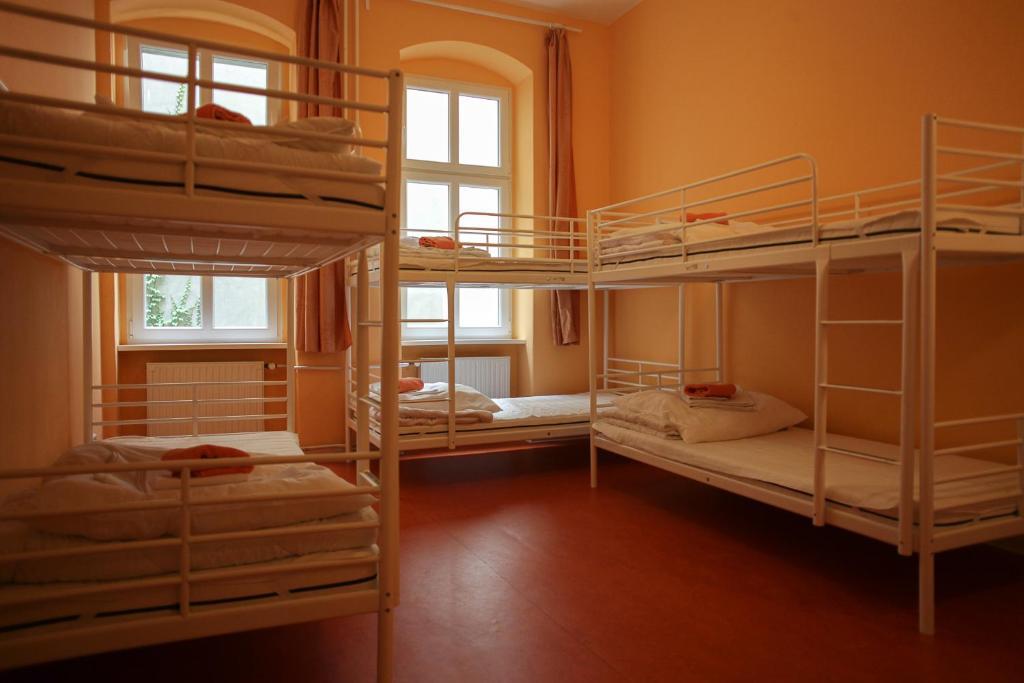 Cama Individual en dormitorio compartido de 6 camas