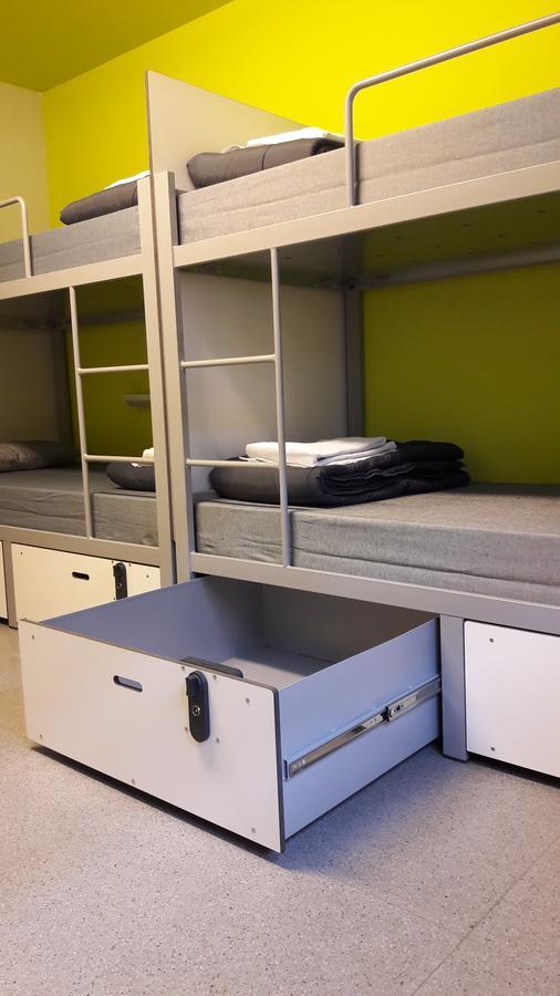 Cama individual en un dormitorio compartido femenino de 8 camas
