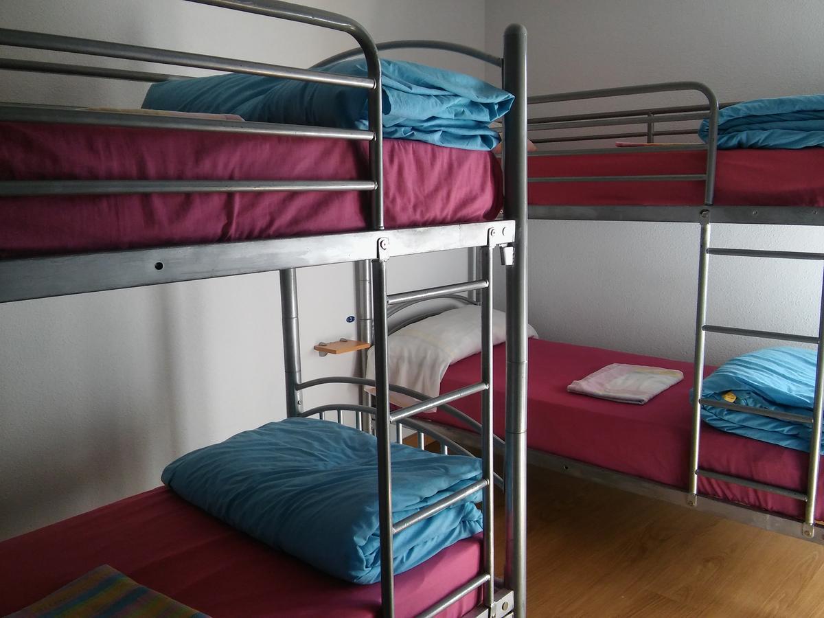Cama individual en un dormitorio compartido femenino de 4 camas