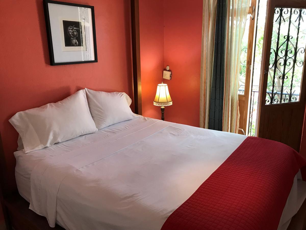 Suite con cama grande y balcón