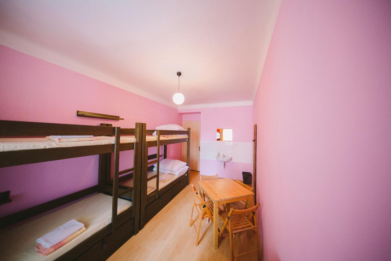 Cama en habitación femenina compartida de 4 camas