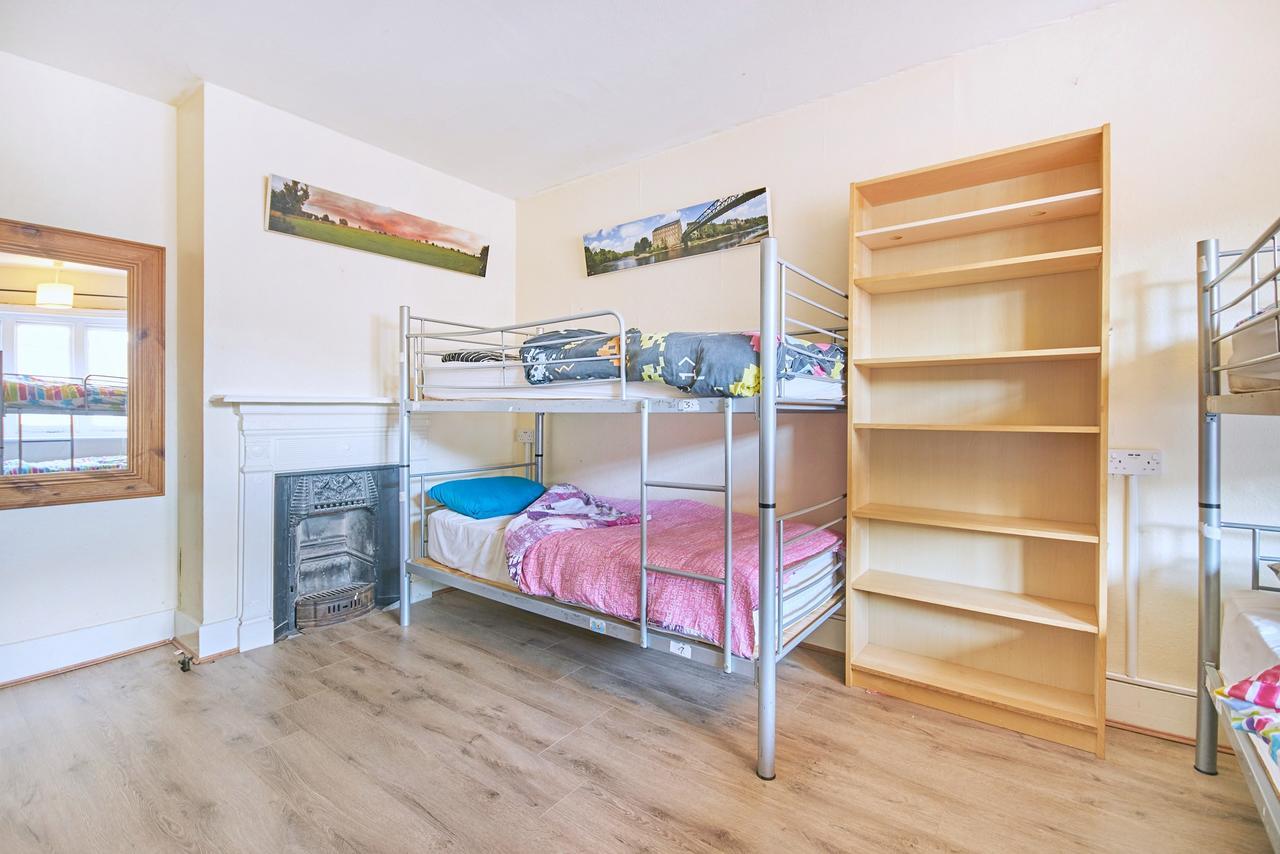 Cama individual en habitación compartida femenina de 4 camas