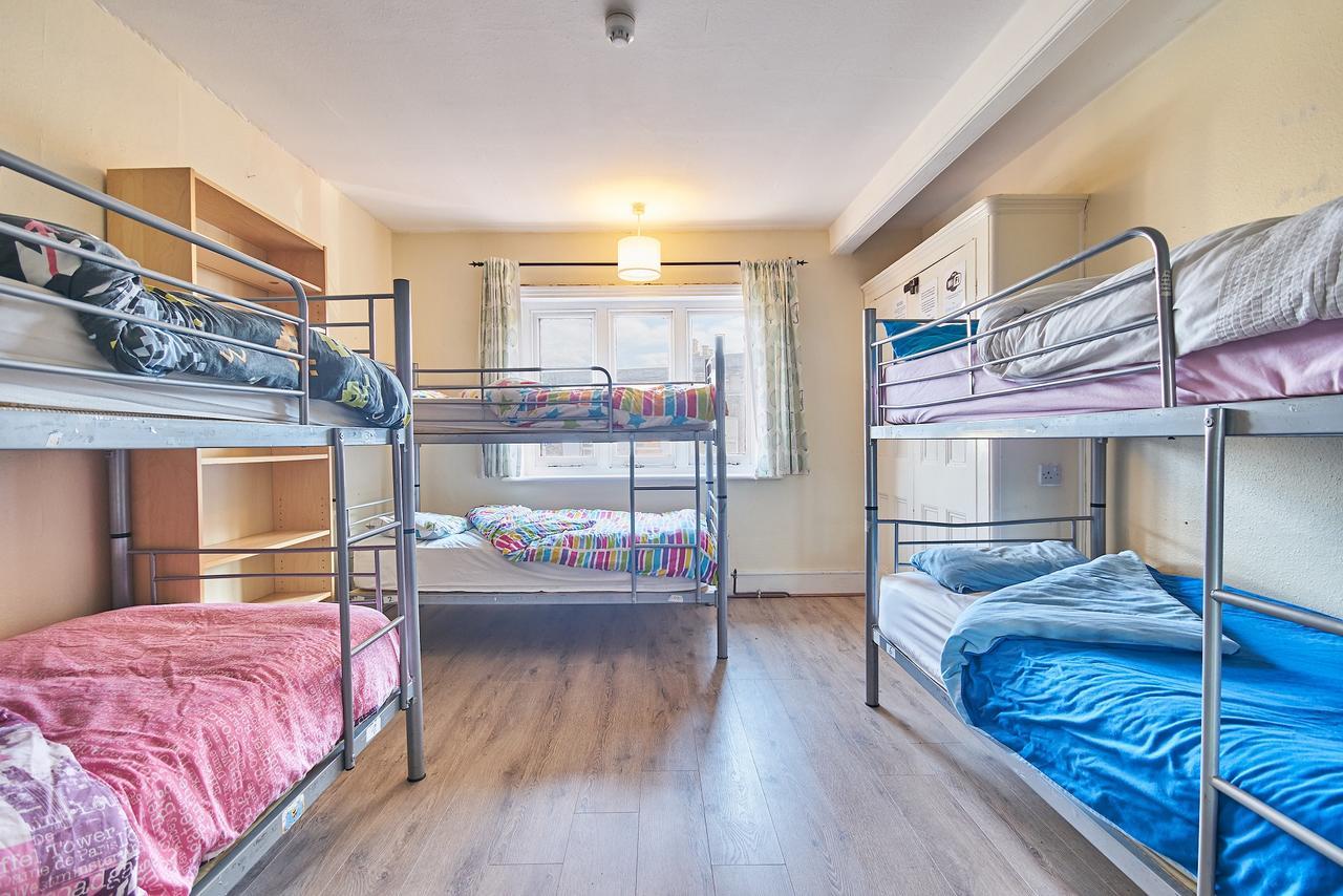 Cama en habitación compartida femenina de 6 camas