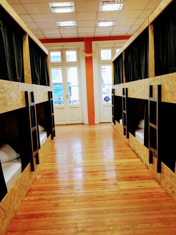 Litera en habitación compartida masculina