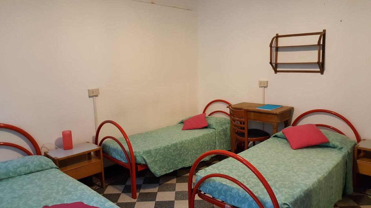 Cama individual en habitación compartida femenina con baño compartido