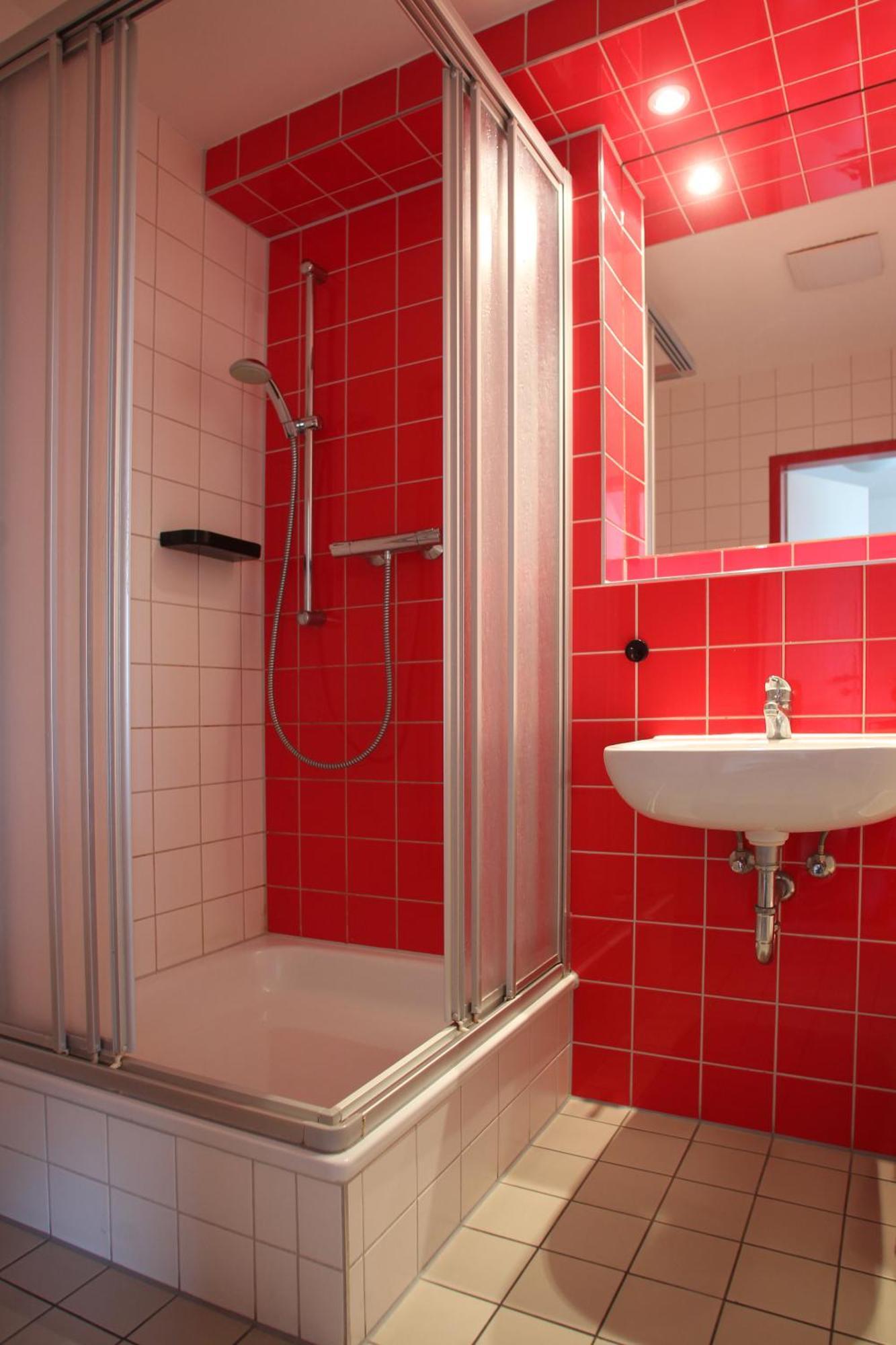 Twin Room Bathroom,692161029:JPEG