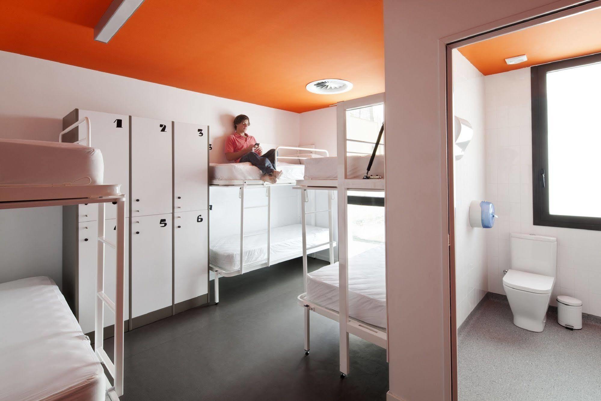 Cama en habitación compartida de 8 camas con baño privado