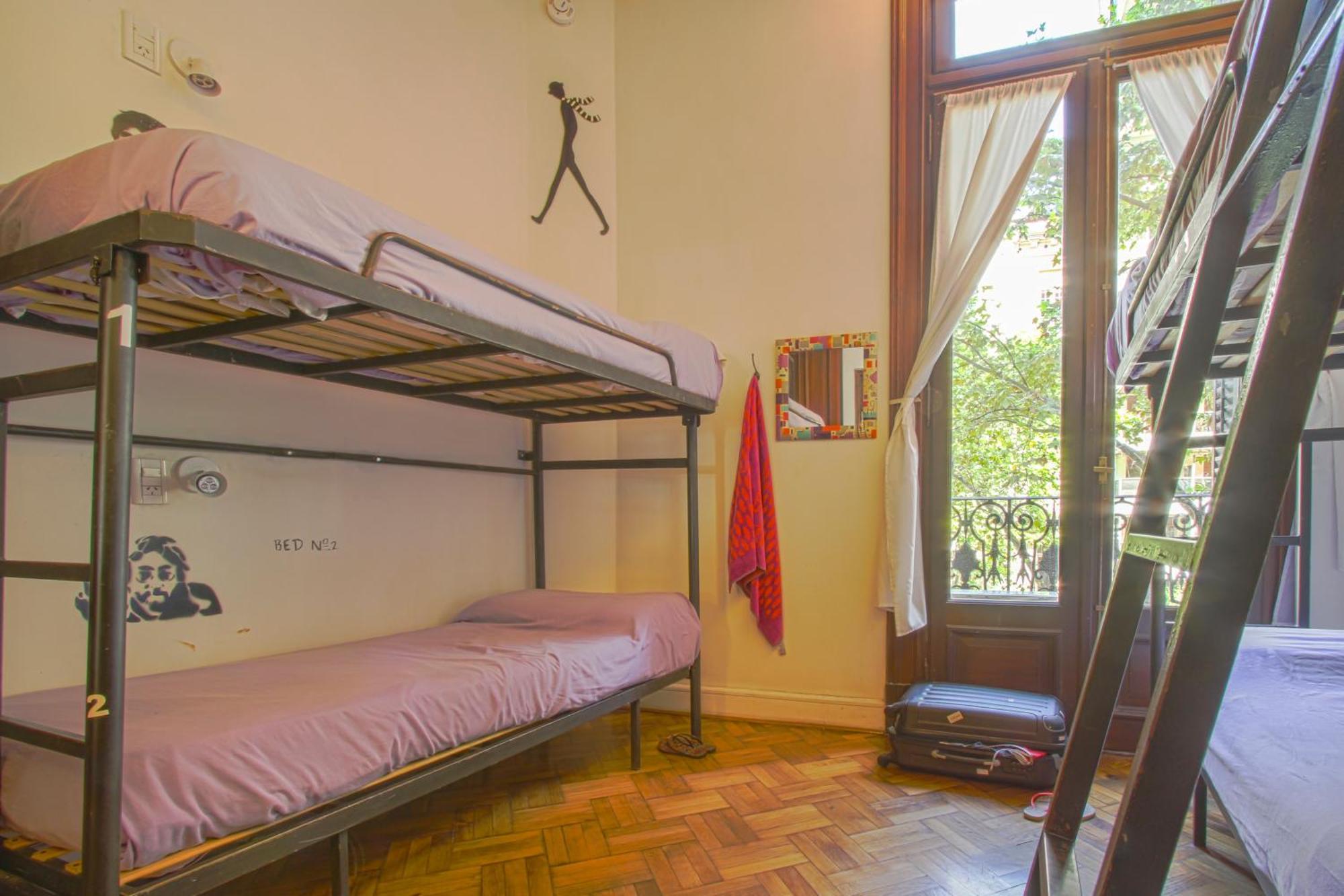 Cama en habitación compartida femenina de 6 camas