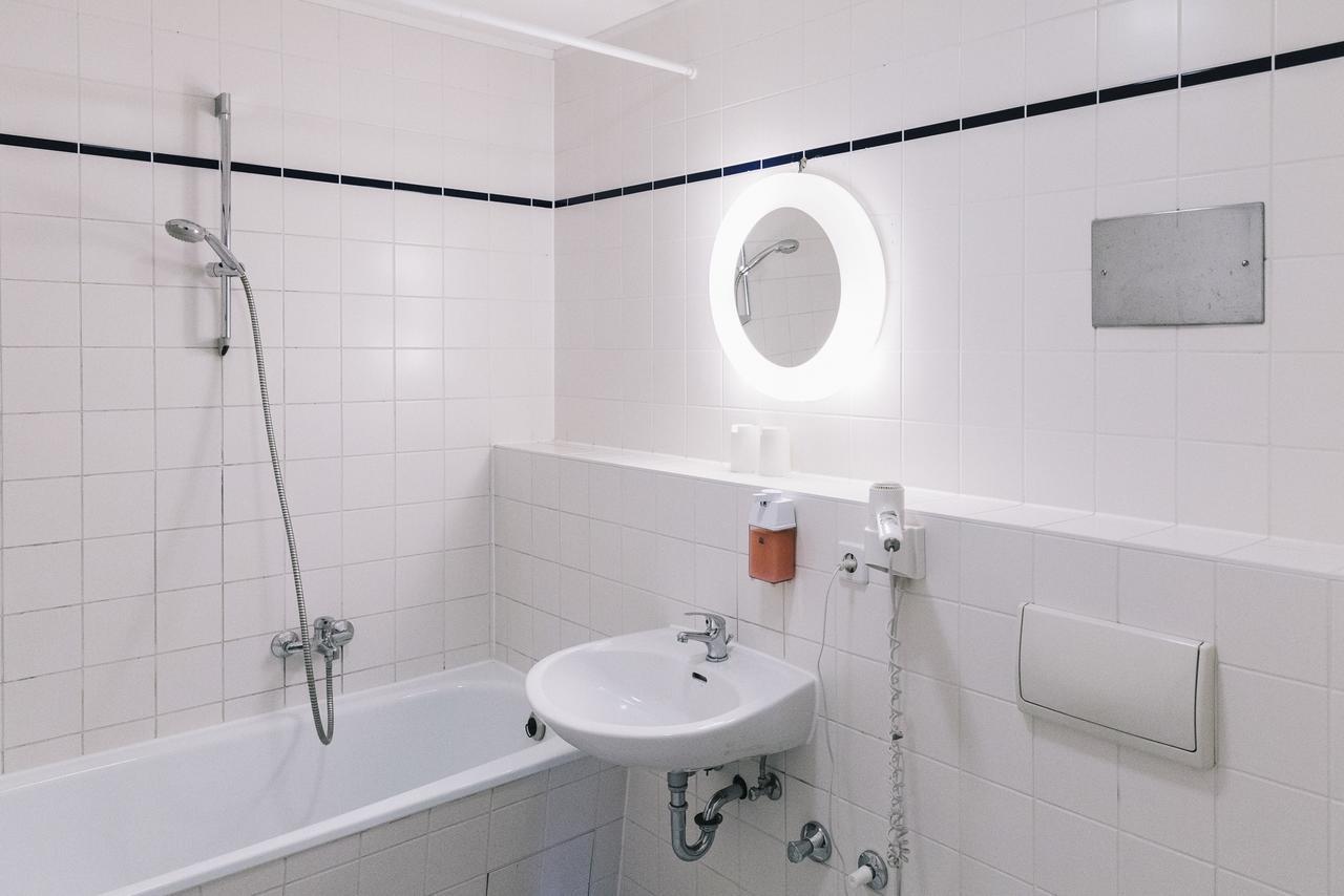 Cama en habitación compartida femenina de 6 camas