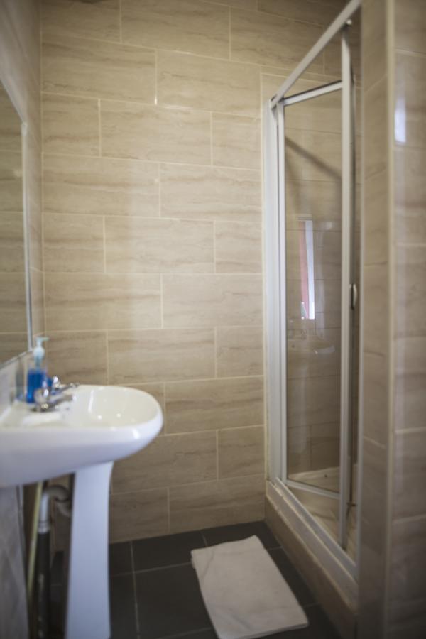 Habitación doble con dos camas completa