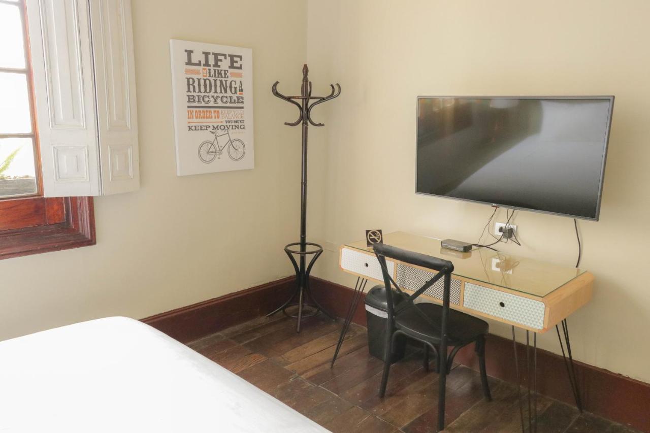 Habitación con cama grande