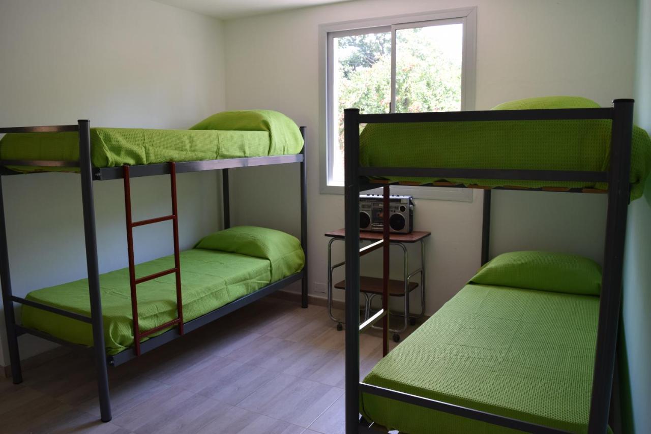 Cama en habitación compartida femenina de 6 camas