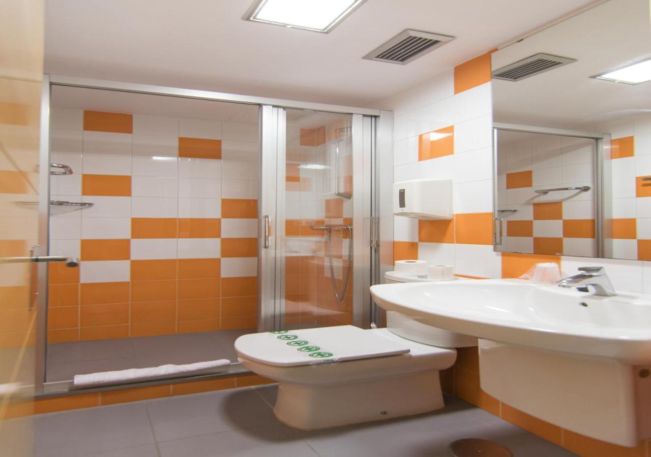 Quadruple Room Bathroom,761422867:JPEG