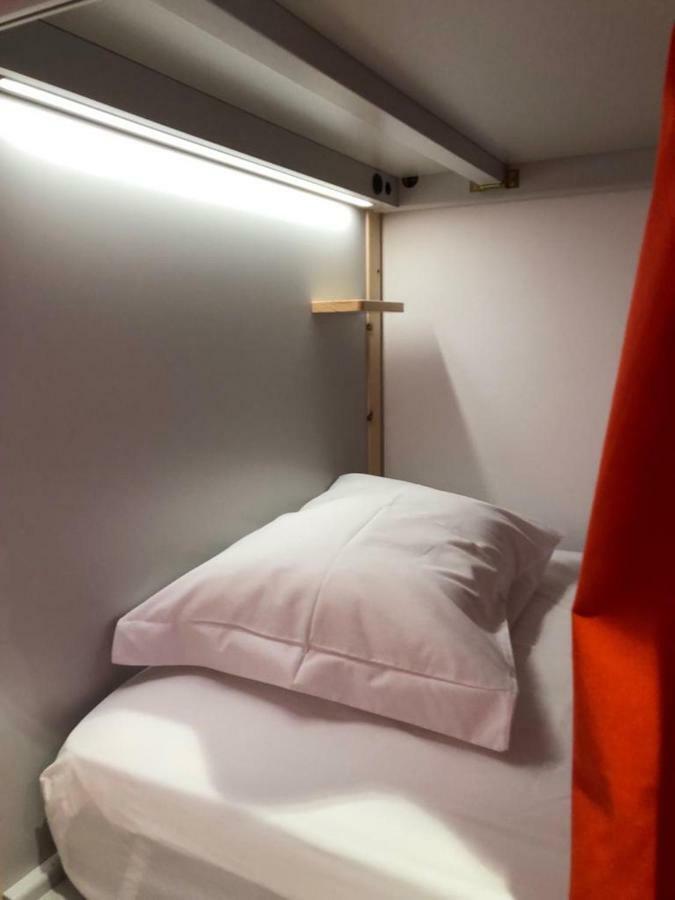 Cama em Dormitório Misto com 10 Camas