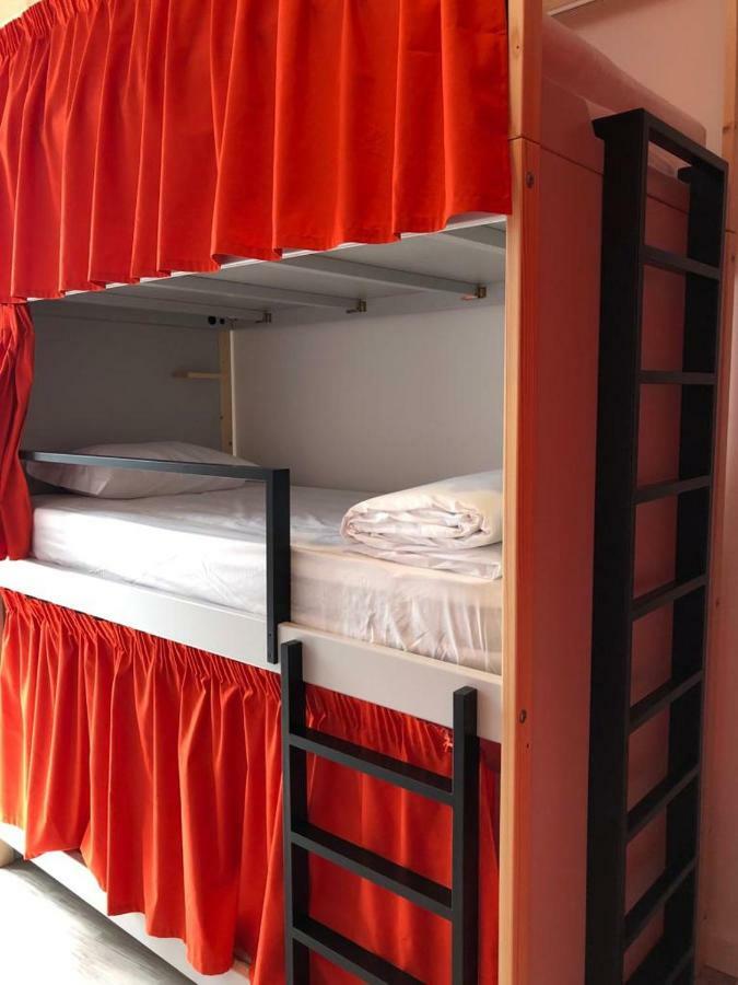Cama em Dormitório Masculino com 10 Camas