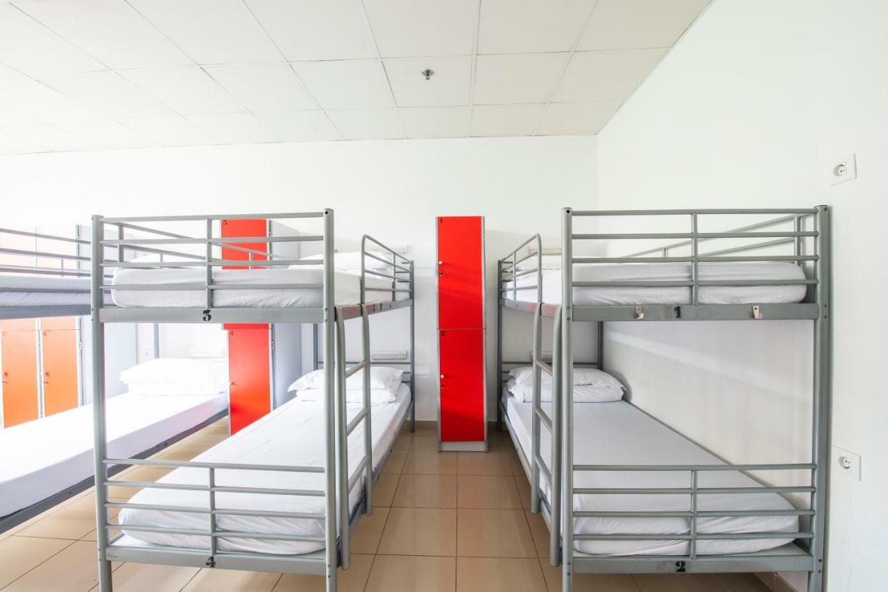 Habitación privada de 10 camas con baño compartido