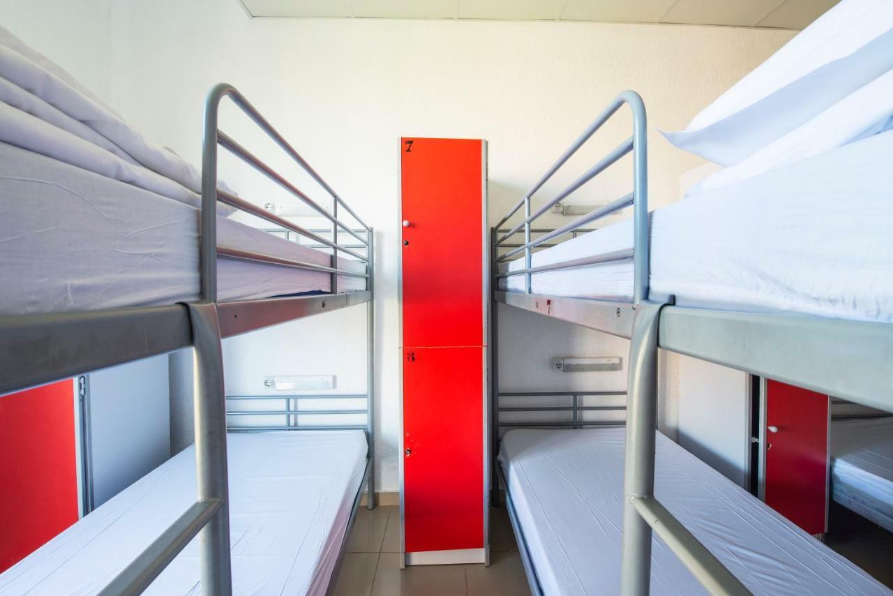 Habitación privada de 14 camas con baño compartido