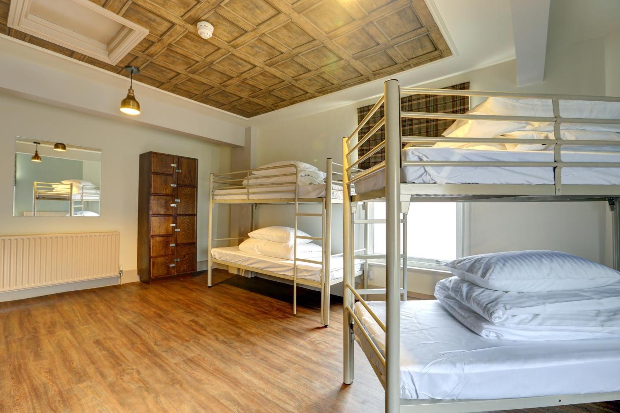 Cama en habitación compartida femenina de 6 camas