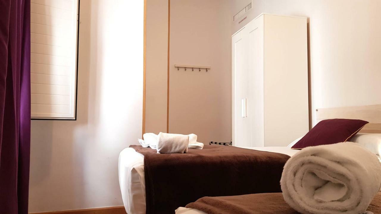 Habitación Doble con baño compartido y ducha privada - 2 camas individuales