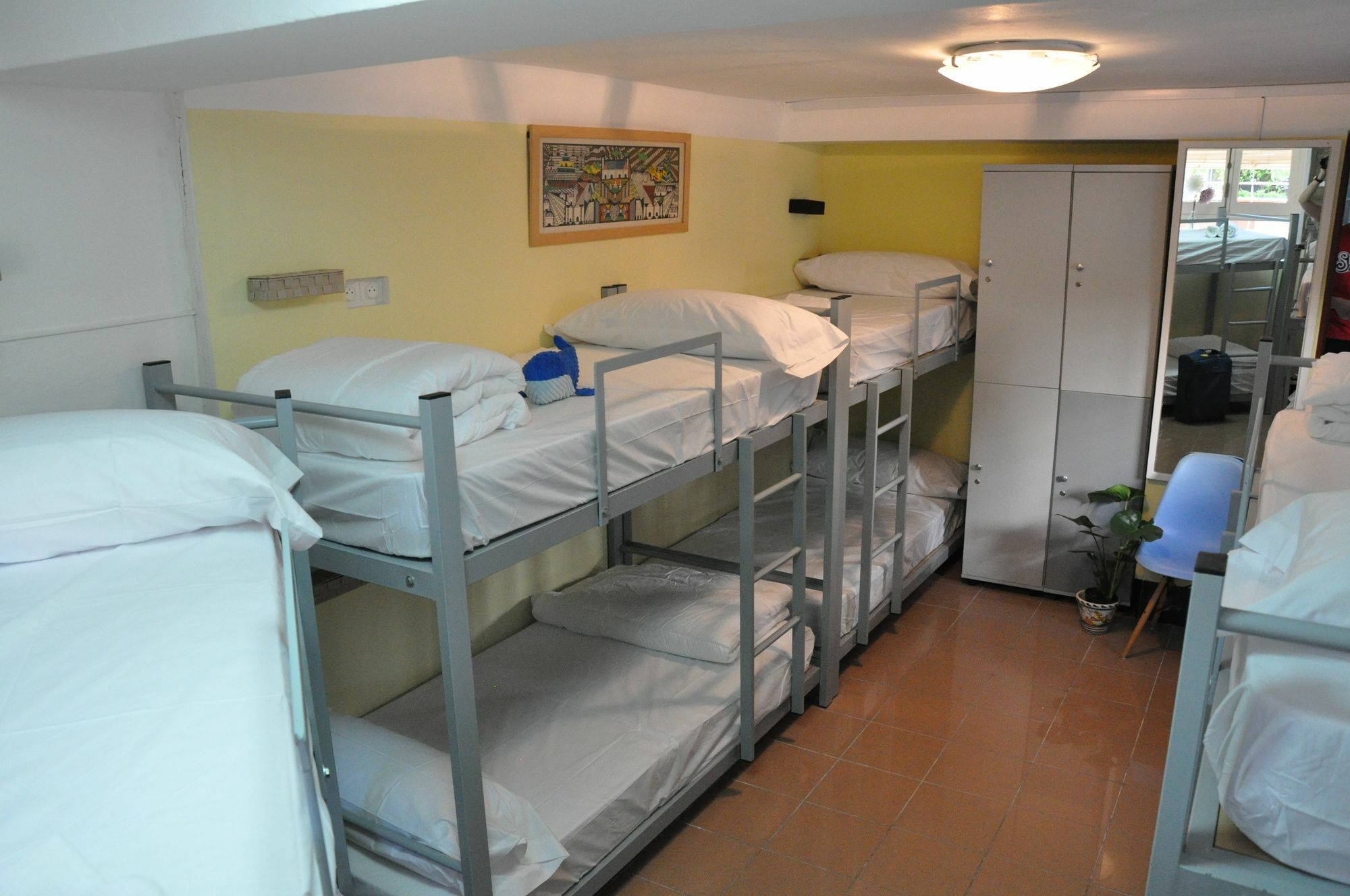 Cama en habitación compartida femenina de 8 camas